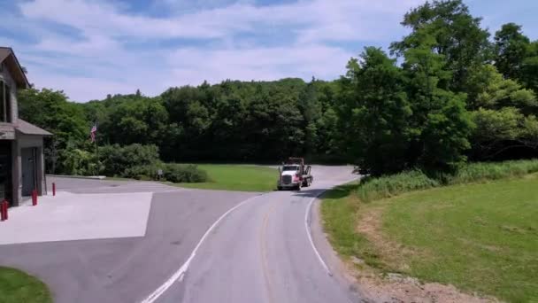空中ブームトラックが道路を飛び越える — ストック動画
