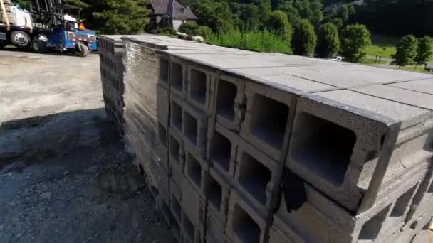 Spaziergang Würfel Aus Schlackenblock Auf Baustelle — Stockvideo