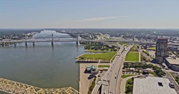 Louisville Kentucky Aerial V19 Letící Podél Řeky Ohio Směrem Velkému — Stock video