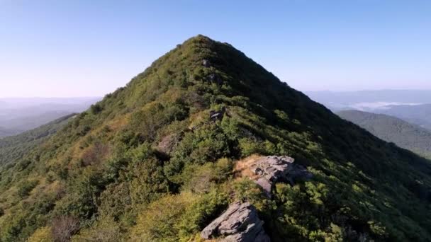 Épico Aéreo Revelando Pico Serpente Montanha Carolina Norte Perto Boone — Vídeo de Stock