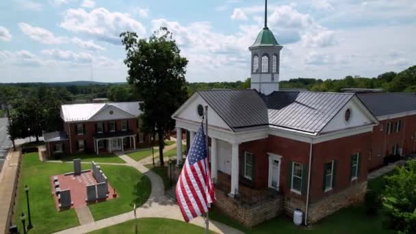 Apomattox Virginia Daki Mahkeme Binasının Önünde Amerikan Bayrağı Dalgalanıyor — Stok video