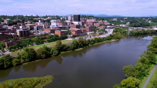 Lynchburg Virginia Aerial Tlačit Přes Jamesovu Řeku — Stock video