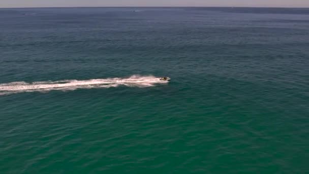 Vue Aérienne Drone Traquant Jet Ski Dans Océan Par Une — Video