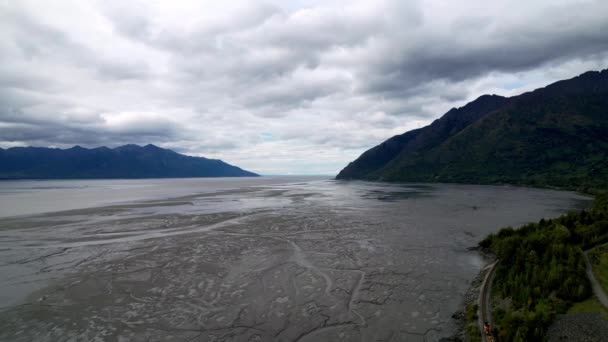 Antenne Van Inlaat Buiten Ankerplaats Alaska Bij Getijdenbekken — Stockvideo