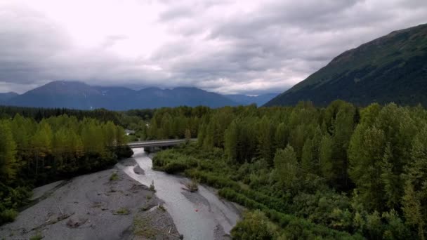 Řeka Blízkosti Girdwood Aljaška Aljašskými Horami Pozadí Antény — Stock video