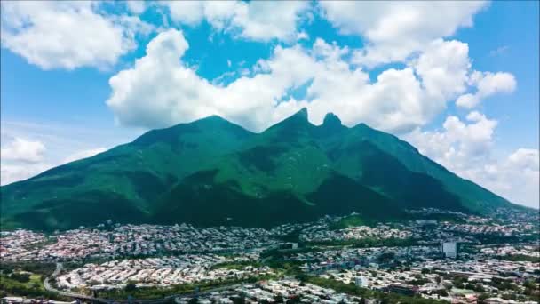 Удивительный Гиперлапс Беспилотника Cerro Silla Движущимися Облаками Нуэво Леоне Мексика — стоковое видео