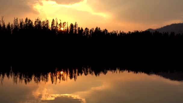 Filmato Verticale Del Tramonto Lago Nel Parco Nazionale Yellowstone — Video Stock