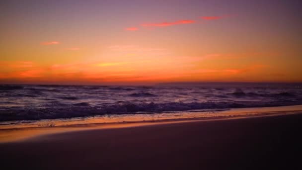 Havsvågor Dunkar Vacker Solnedgång Zahara Los Atunes Stranden Cadiz Spanien — Stockvideo