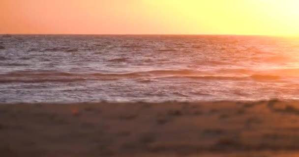 Leeg Strand Bij Zonsondergang Cadiz Spanje Zand Golven Crashen Als — Stockvideo