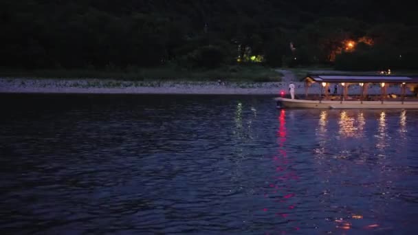 うかい 夕暮れ時に船が岐阜県長良川を遡上 — ストック動画