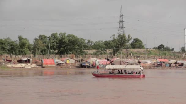 Barco Transportando Pessoas Aldeia Rio Ravi Paquistão Favelas Fundo — Vídeo de Stock