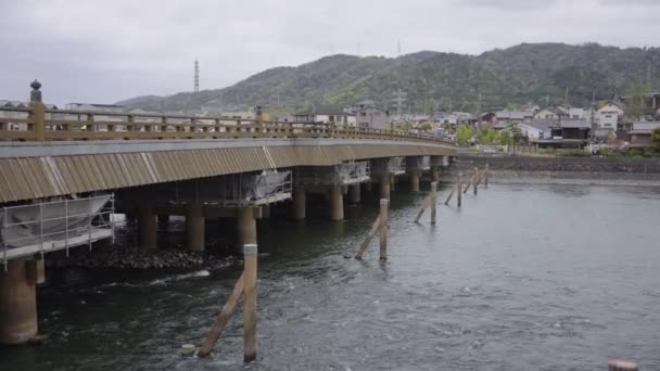 Uji River Pan Quer Durch Japan Frühlingsszene Mit Häusern Hintergrund — Stockvideo