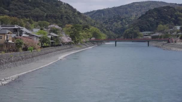 Sungai Dan Jembatan Uji Pan Membangun Tembakan Selama Musim Semi — Stok Video