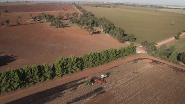 Flygfoto Traktor Bogsera Stor Air Seeder Med Ett Landsbygdslandskap Bakgrunden — Stockvideo