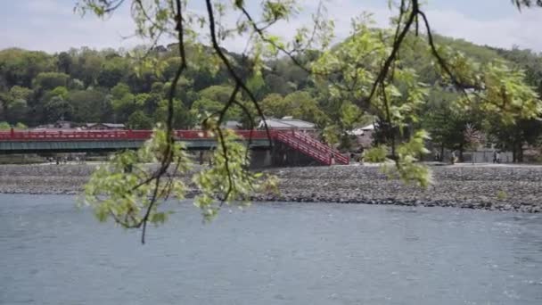 Jembatan Merah Seberang Sungai Uji Musim Panas Awal Jepang — Stok Video