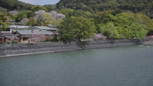 Sungai Uji Pinggiran Kyoto Jepang Pan Menetapkan Ditembak Dalam Cuaca — Stok Video