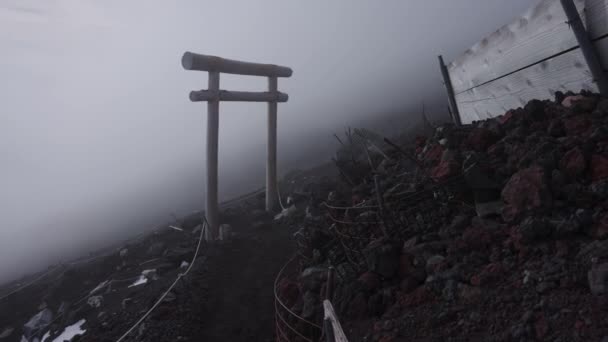 Wolken Auf Dem Fuji Wanderweg Pan Über Felsen Und Torii — Stockvideo