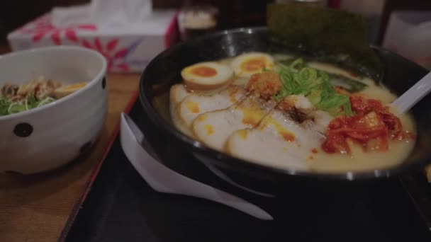 Close Tigela Ramen Japonês Com Arroz Bolinhos — Vídeo de Stock