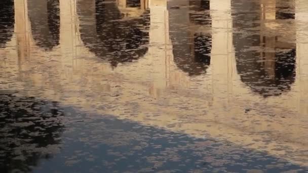 Close Van Een Mooi Gebouw Reflectie Het Wateroppervlak Van Een — Stockvideo