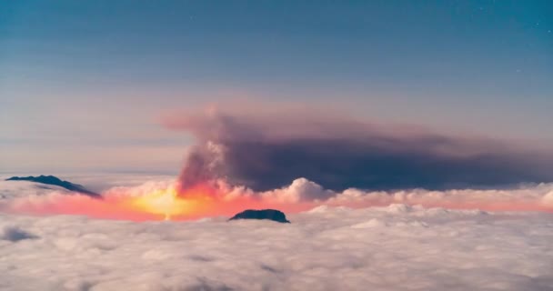 2021年9月卡夫布雷维雅火山喷发期间 拉帕尔马岛上火山灰云和云海的月夜消融 — 图库视频影像