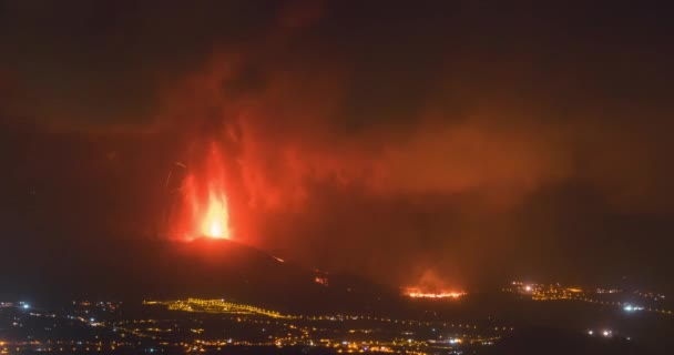 Ночное Извержение Вулкана Cumbre Vieja Пальме Испания Уличное Освещение Город — стоковое видео