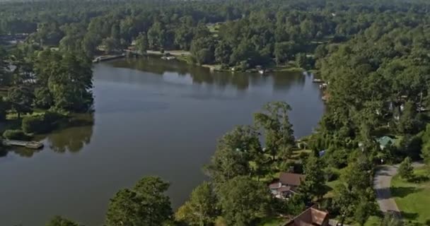 ジャクソン ジョージア輝く高さの滝に沿って飛行する空中ドローンは 常緑の森に囲まれた川下のToaliga川に向かって湖に落ちます インスピレーション2 X7のカメラで撮影 9月2020 — ストック動画