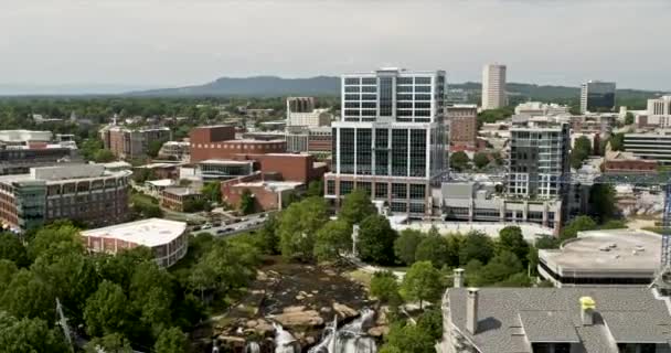 Greenville South Carolina Aerial V22 Отслеживает Захват Города Районе Уэст — стоковое видео