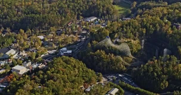 Pigeon Forge Tennessee Aerial V15 Drone Hovering Famous Dollywood Tourist — Stock Video