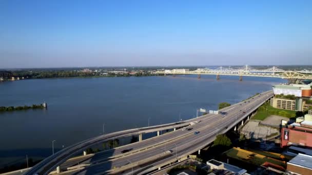 Traffico Che Conduce Ponti Fluviali Ohio Louisville Kentucky — Video Stock