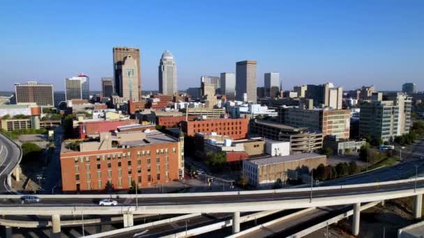 Spinta Aerea Louisville Skyline Attraverso Traffico Interstatale Sulla Carreggiata — Video Stock