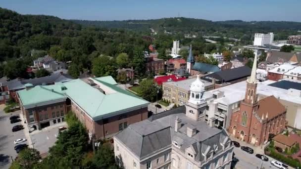 Antenn Över Kyrkor Och Kyrktorn Frankfort Kentucky — Stockvideo