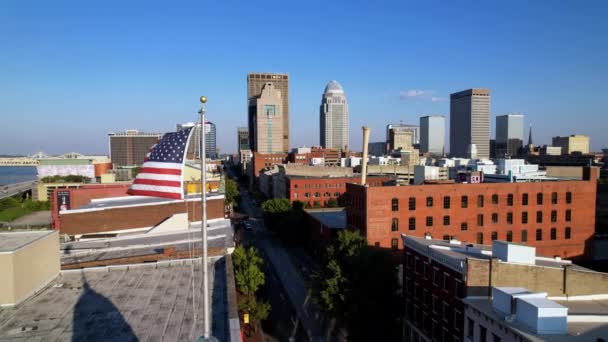 Amerika Bendera Terbang Lintas Menuju Louisville Kentucky Skyline — Stok Video