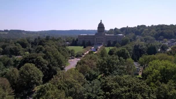 Широкая Воздушная Съемка Столицы Штата Кентуки Франкфорте Кентуки — стоковое видео