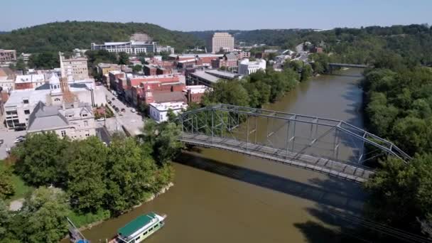 Antenn Skjuta Över Kentucky River Till Frankfort Kentucky — Stockvideo