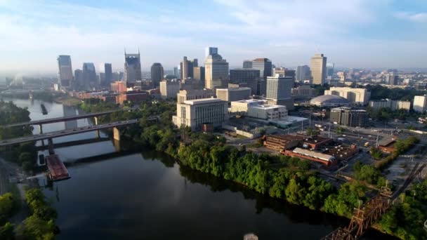 Poussée Aérienne Rapide Dans Nashville Tennessee Skyline Dessus Cumberland River — Video
