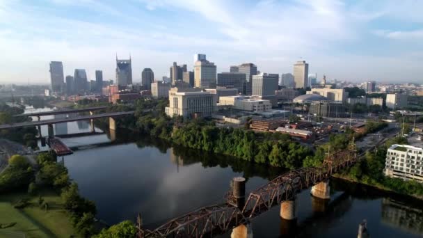 Nashville Tennessee Skyline Aerial Volando Sobre Río Cumberland — Vídeo de stock