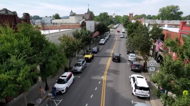 Amerikaanse Vlag Voorgrond Antenne Van Franklin Tennessee — Stockvideo