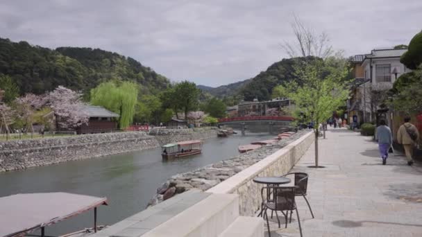 Musim Semi Sepanjang Sungai Uji Kyoto Jepang Panel Pembentukan Ditembak — Stok Video