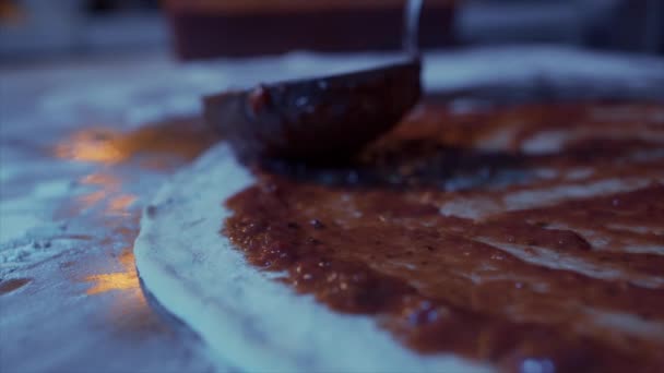 Rovnoměrně Dát Rajčatovou Omáčku Pizza Těsto Kruhy — Stock video