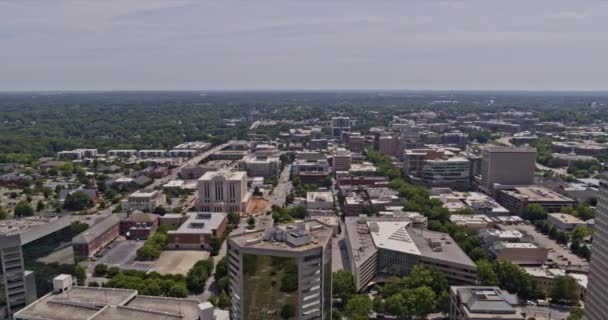 Greenville South Carolina Aerial Tracking Shot Volando Junto Con Edificios — Vídeos de Stock