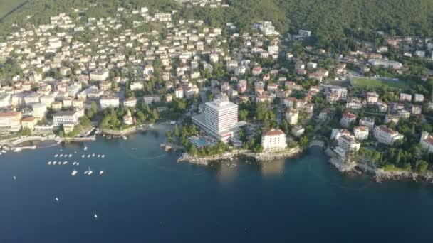 Panorama Cidade Opatija Com Hotel Ambasador Costa Adriático Croácia Aviação — Vídeo de Stock