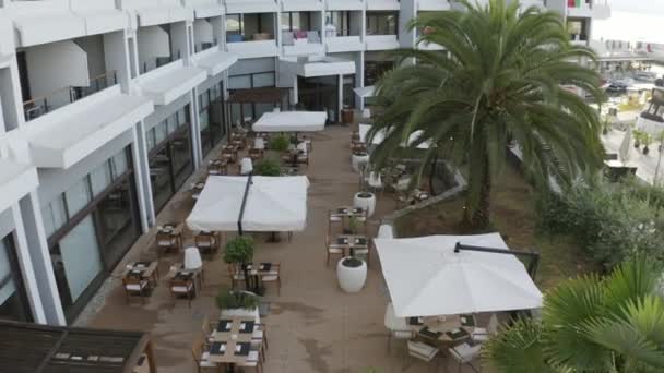 Restaurante Vazio Fresco Hotel Com Mesas Parasol Antena — Vídeo de Stock