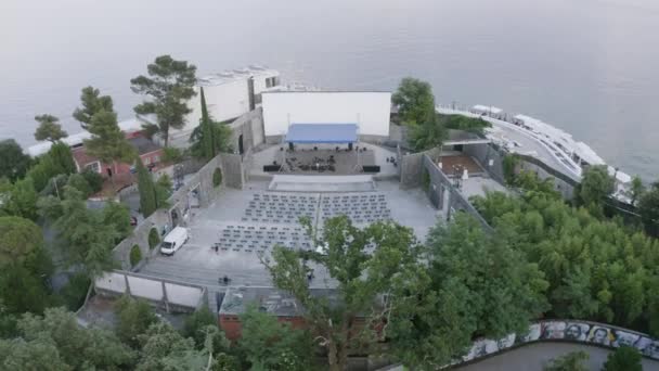 クロアチアのオパティヤ市公園近くの夏の舞台の空中 ドローン — ストック動画