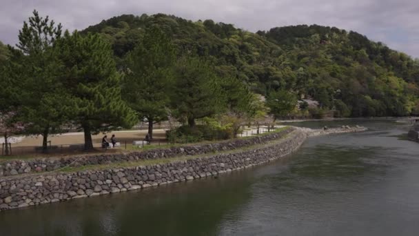 Friedliches Flussufer Der Ujigawa Warmer Tag Der Kleinen Stadt Kyoto — Stockvideo