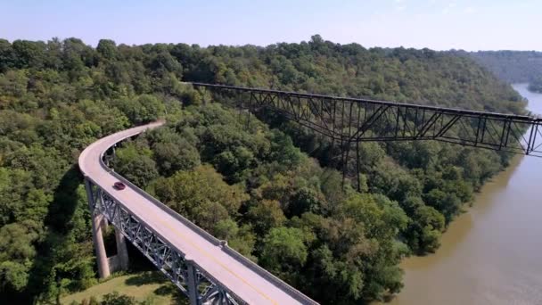 Pontes Longo Rio Kentucky Perto Destilaria Peru Selvagem Perto Lawrenceburg — Vídeo de Stock