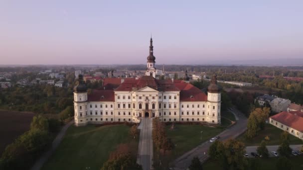 Αργή Πτήση Επανδρωμένου Αεροσκάφους Στο Ιστορικό Μοναστήρι Στο Olomouc Ηλιοβασίλεμα — Αρχείο Βίντεο