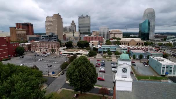 Antenn Skjuta Över Moraviska Kyrktorn Winston Salem Skyline — Stockvideo