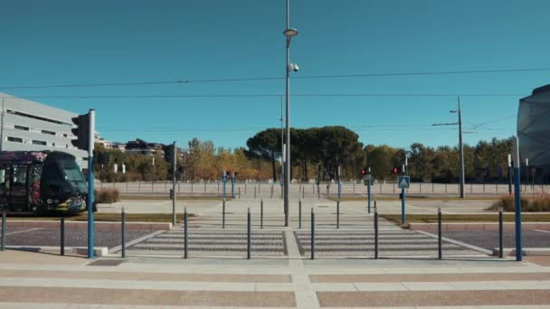 Colorido Tranvía Que Mueve Hacia Centro Ciudad Montpellier Francia — Vídeo de stock