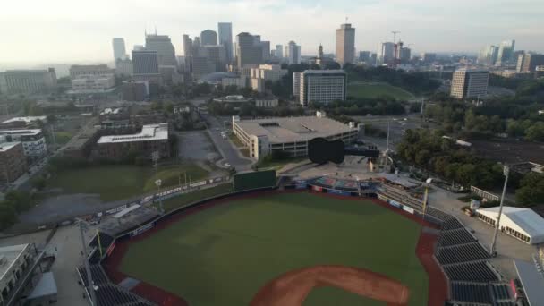 Traction Aérienne Nashville Tennessee Skyline Sur Stade Baseball — Video