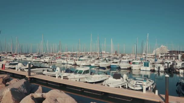 Zaparkované Grande Mottes Yacht Houpání Vodě Slunečného Dne — Stock video